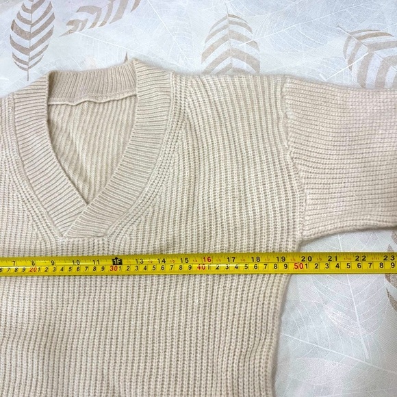 Sweater (polyester and wool) - Picture 2 of 5